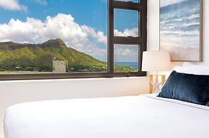 Diamond Head and Ocean views with King Bed and Parking