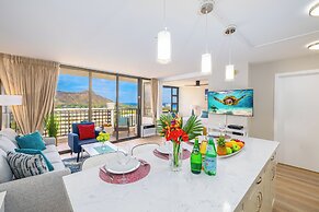 Diamond Head and Ocean views with King Bed and Parking