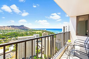Diamond Head and Ocean views with King Bed and Parking