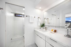 Diamond Head and Ocean views with King Bed and Parking