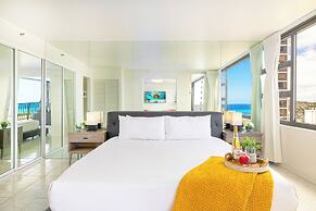 Diamond Head and Ocean views with King Bed and Parking