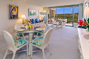 Diamond Head and Ocean views with King Bed and Parking
