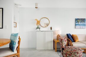 Diamond Head and Ocean views with King Bed and Parking