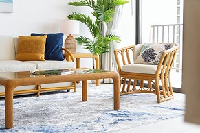 Diamond Head and Ocean views with King Bed and Parking