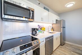 Diamond Head and Ocean views with King Bed and Parking