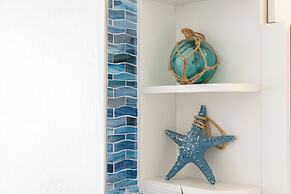 Diamond Head and Ocean views with King Bed and Parking