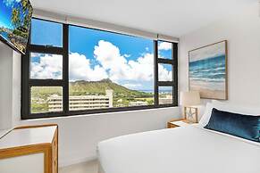 Diamond Head and Ocean views with King Bed and Parking