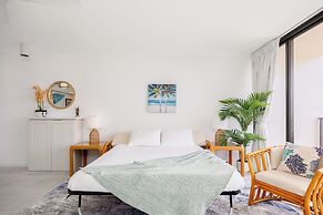 Diamond Head and Ocean views with King Bed and Parking