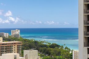 Diamond Head and Ocean views with King Bed and Parking