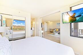 Diamond Head and Ocean views with King Bed and Parking