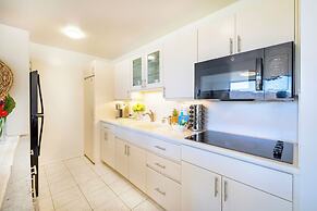 Diamond Head and Ocean views with King Bed and Parking