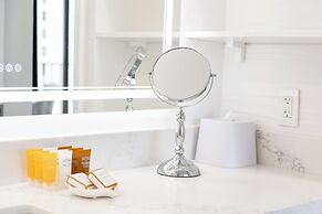 Diamond Head and Ocean views with King Bed and Parking