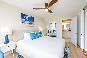 Diamond Head and Ocean views with King Bed and Parking