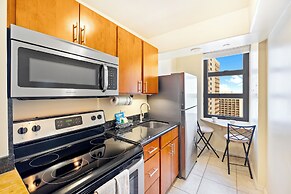 Diamond Head and Ocean views with King Bed and Parking