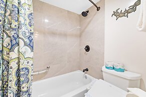 Diamond Head and Ocean views with King Bed and Parking