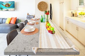 Diamond Head and Ocean views with King Bed and Parking