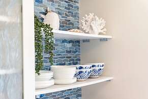 Diamond Head and Ocean views with King Bed and Parking