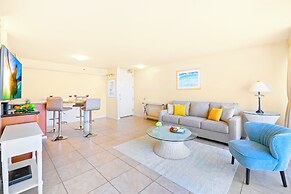 Diamond Head and Ocean views with King Bed and Parking