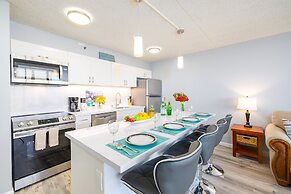 Diamond Head and Ocean views with King Bed and Parking