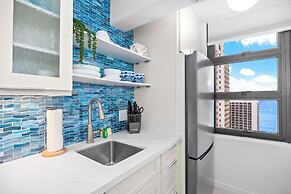 Diamond Head and Ocean views with King Bed and Parking