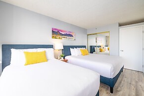 Diamond Head and Ocean views with King Bed and Parking