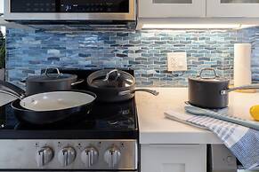 Diamond Head and Ocean views with King Bed and Parking