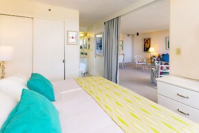 Diamond Head and Ocean views with King Bed and Parking