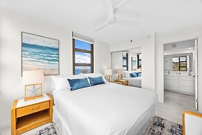 Diamond Head and Ocean views with King Bed and Parking