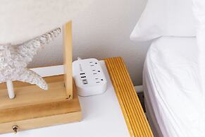 Diamond Head and Ocean views with King Bed and Parking