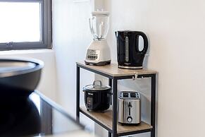 Diamond Head and Ocean views with King Bed and Parking