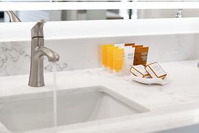 Diamond Head and Ocean views with King Bed and Parking