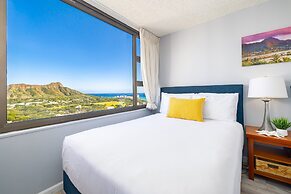 Diamond Head and Ocean views with King Bed and Parking