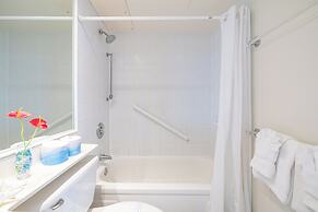 Diamond Head and Ocean views with King Bed and Parking