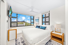 Diamond Head and Ocean views with King Bed and Parking