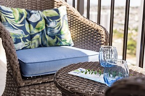 Diamond Head and Ocean views with King Bed and Parking