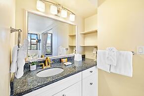 Diamond Head and Ocean views with King Bed and Parking