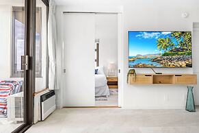 Diamond Head and Ocean views with King Bed and Parking