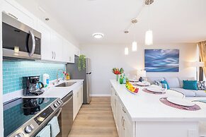 Diamond Head and Ocean views with King Bed and Parking