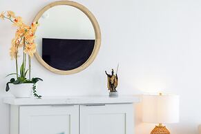 Diamond Head and Ocean views with King Bed and Parking