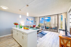 Diamond Head and Ocean views with King Bed and Parking