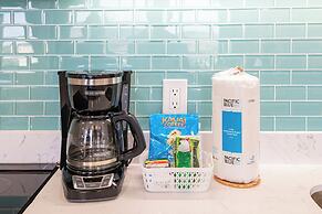 Diamond Head and Ocean views with King Bed and Parking