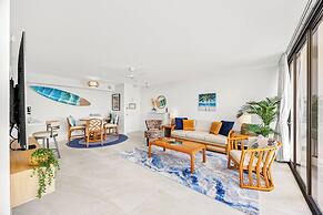 Diamond Head and Ocean views with King Bed and Parking