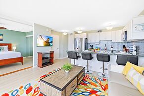 Diamond Head and Ocean views with King Bed and Parking