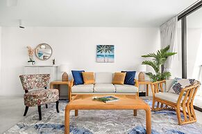 Diamond Head and Ocean views with King Bed and Parking