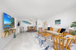 Diamond Head and Ocean views with King Bed and Parking