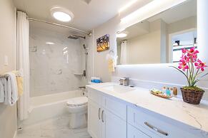 Diamond Head and Ocean views with King Bed and Parking