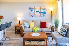 Diamond Head and Ocean views with King Bed and Parking