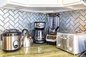 Diamond Head and Ocean views with King Bed and Parking