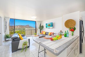 Diamond Head and Ocean views with King Bed and Parking