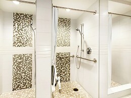 Diamond Head and Ocean views with King Bed and Parking